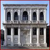 La facciata monumentale, in pietra d'Istria,
è attribuita allo scultore Giovanni Gerolamo Grapiglia.
