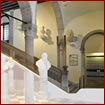Nell'atrio sono presenti elementi decorativi del preesistente edificio gotico, come, ad esempio, una vera da pozzo e i capitelli degli archi.
Dallo scalone monumentale si sale al primo piano ammezzato, dove hanno sede la presidenza e gli uffici di segreteria.