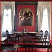 Sala delle adunanze, particolare del tavolo della presidenza con, alle spalle, l'opera di Jacopo Tintoretto "Madonna con bambino e i senatori Giovanni Alvise Grimani, Giovanni Battista Donà, Niccolò Gritti e Jacopo Pisani"
(in deposito dalle Gallerie dell'Accademia).