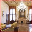 La sala degli stucchi, allestita in occasione della elezione a doge di Francesco Loredan nel 1752, presenta nel soffitto un affresco dal soggetto allegorico: l'aurora che, dopo aver scacciato la notte, va incontro ad Apollo che si appresta a solcare il cielo con il carro del sole.